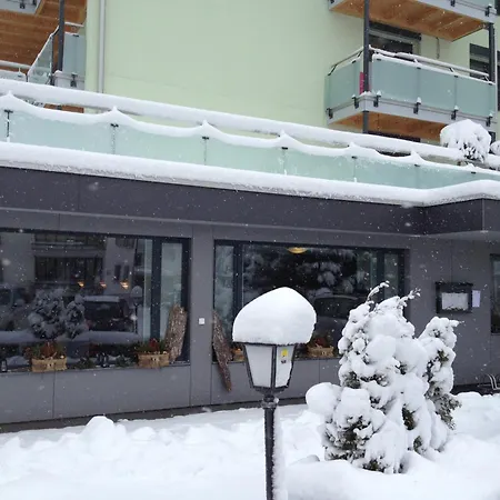 فندق Hahnenblick 3*