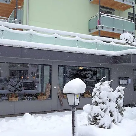 Hahnenblick 3*