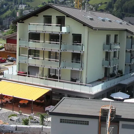 Hahnenblick 3*